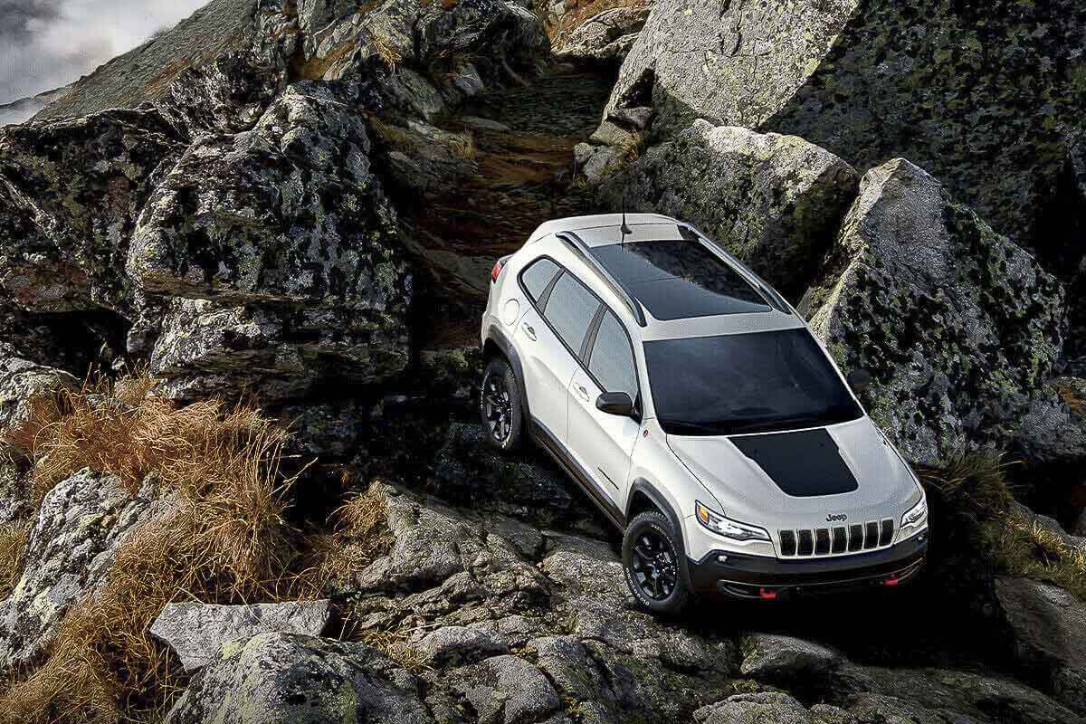 vue avant du Jeep Cherokee 2022 sur un terrain accidenté