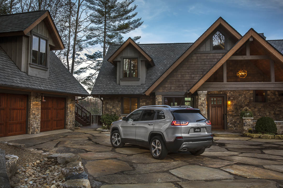 vue latérale arrière du Jeep Cherokee Limited 2022