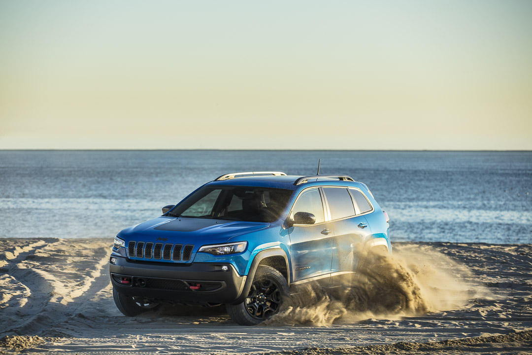 vue latérale avant du Jeep Cherokee Trailhawk 2022