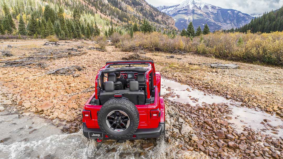 vue arrière du Jeep Wrangler Rubicon 2022 traversant un courant d'eau