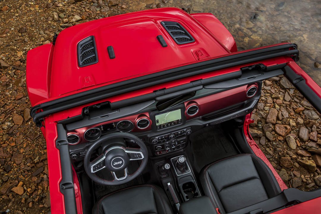 vue en contre-plongée du Jeep Wrangler Rubicon 2022 donnant sur le volant et la planche de bord