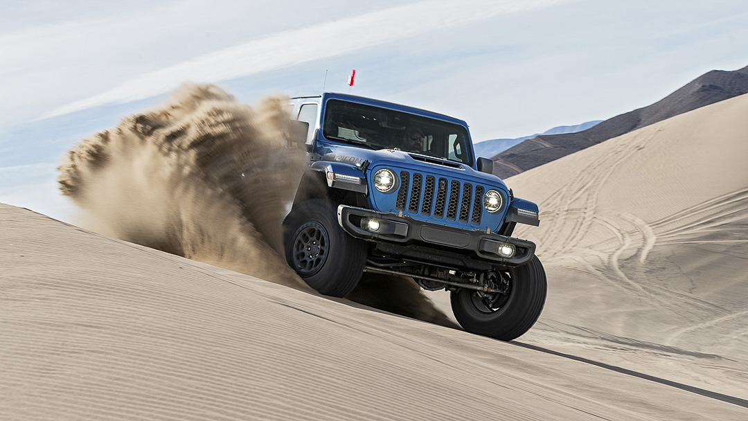 vue avant du Jeep Wrangler Rubicon 392 2022 sur une dune de sable