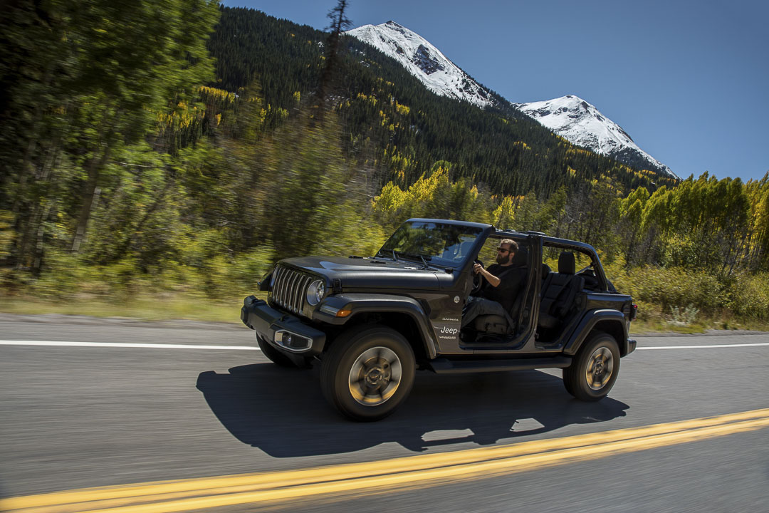 vue trois quart avant du Jeep Wrangler Sahara 2022 sur une route