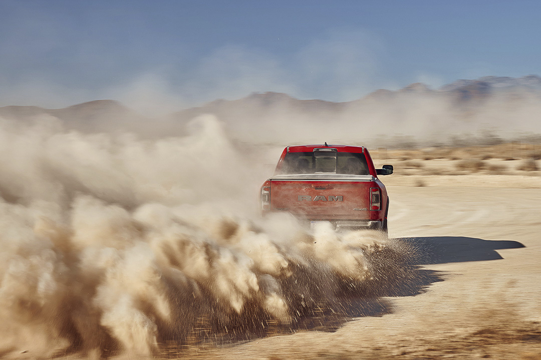 vue arrière du RAM 1500 TRX 2022 sur une dune de sable