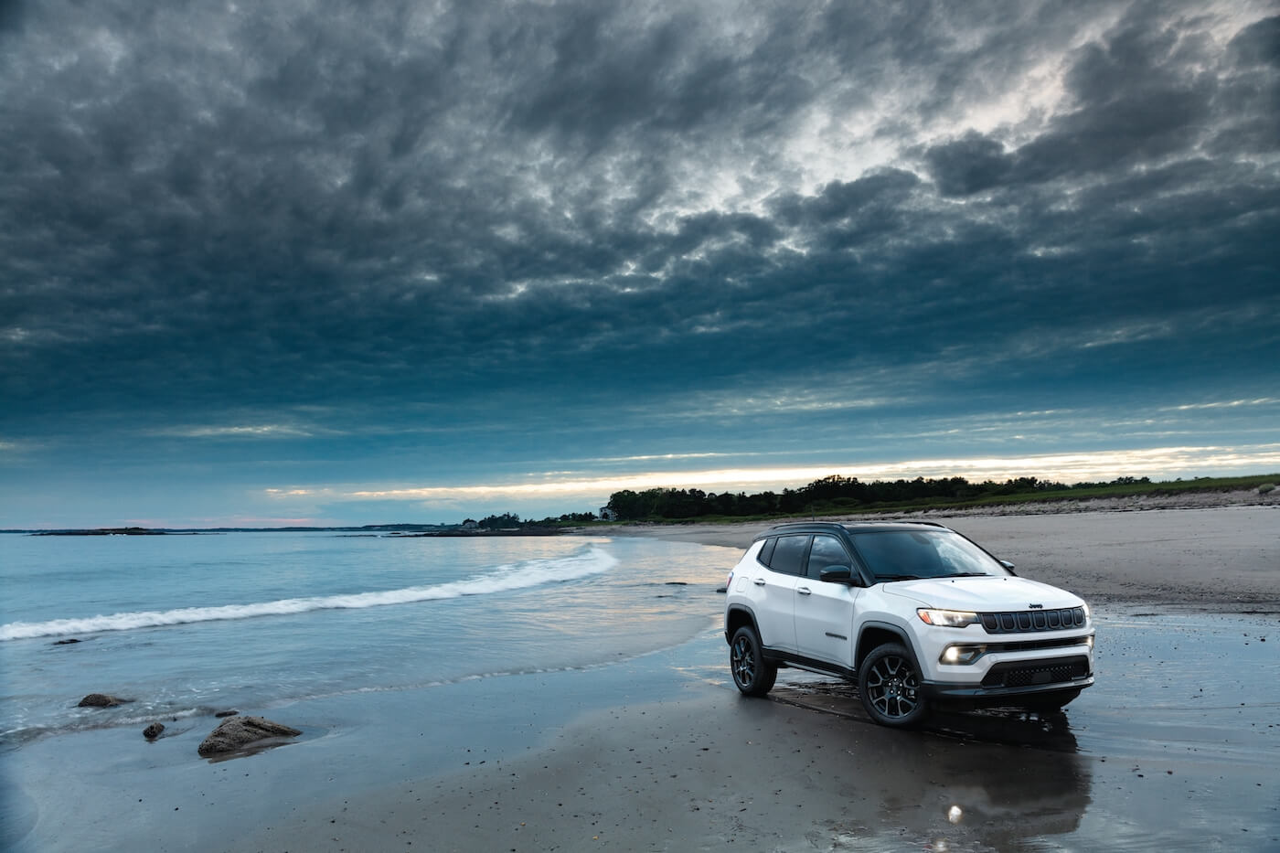 vue trois quart du Jeep Compass High Altitude 2022 stationné sur une plage