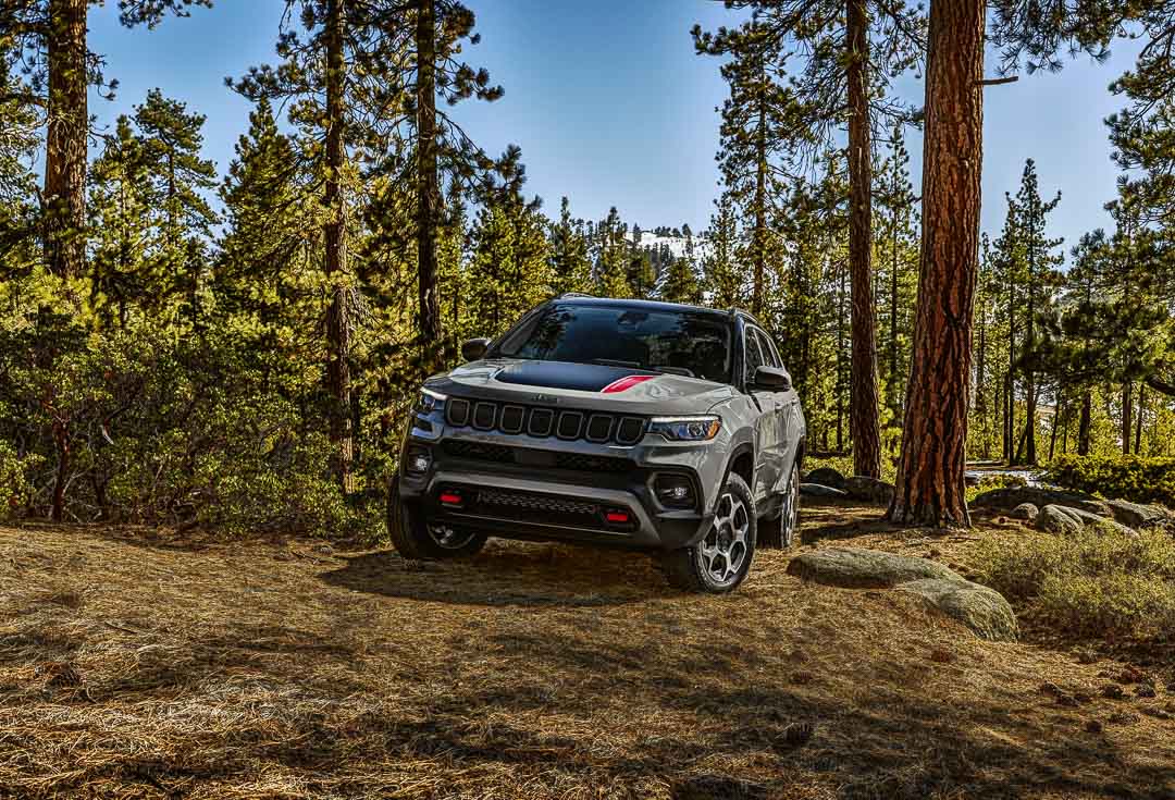 Le VUS Jeep Compass Trailhawk garé en forêt.