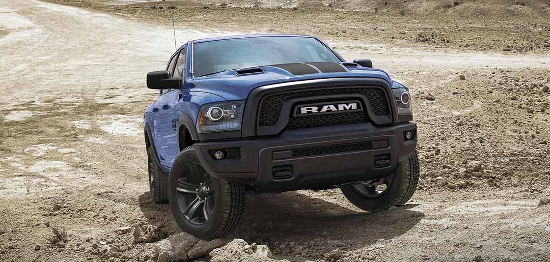 RAM 1500 Classic Warlock 2022 vu de face dans une pente de sable