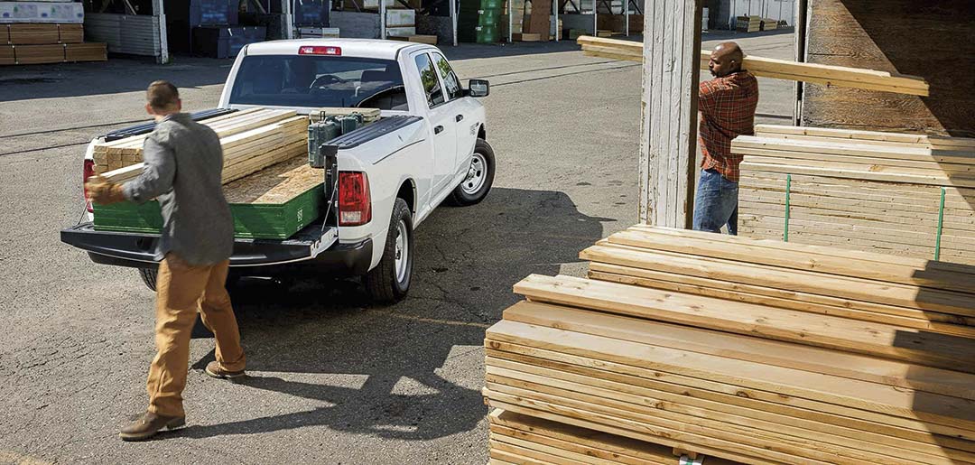  Vue arrière du RAM 1500 Classic Warlock 2022 chargé de planches de bois