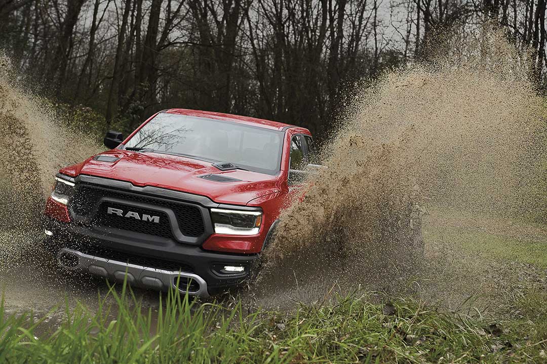 RAM 1500 2022 traversant une flaque d'eau