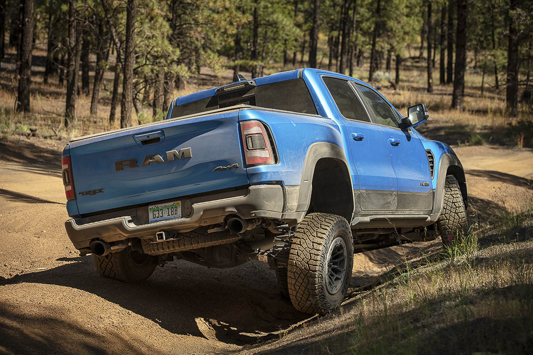 Vue latérale arrière du RAM 1500 2022 dans un terrain accidenté