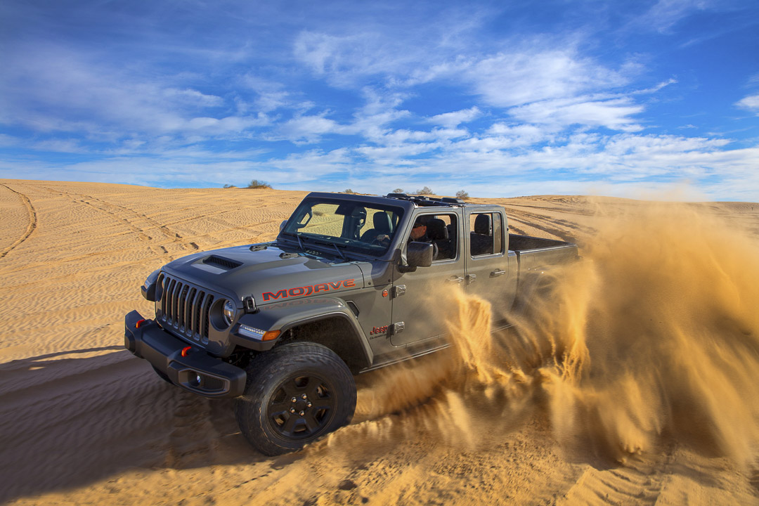 vue latérale d'un Jeep Gladiator 2022 sur une dune de sable