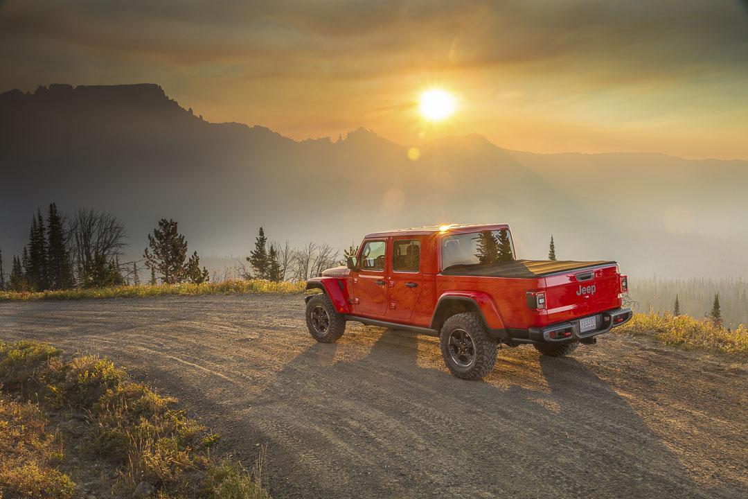 vue latérale arrière d'un Jeep Gladiator Rubicon 2022 sur une route de campagne au crépuscule