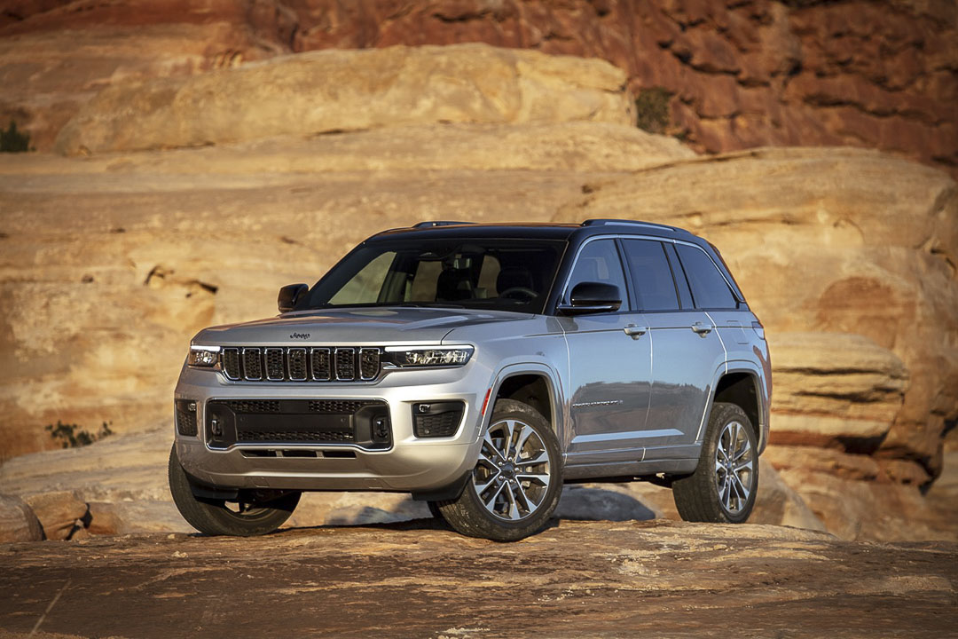 vue latérale d'un Jeep Grand Cherokee 2022 dans un canyon