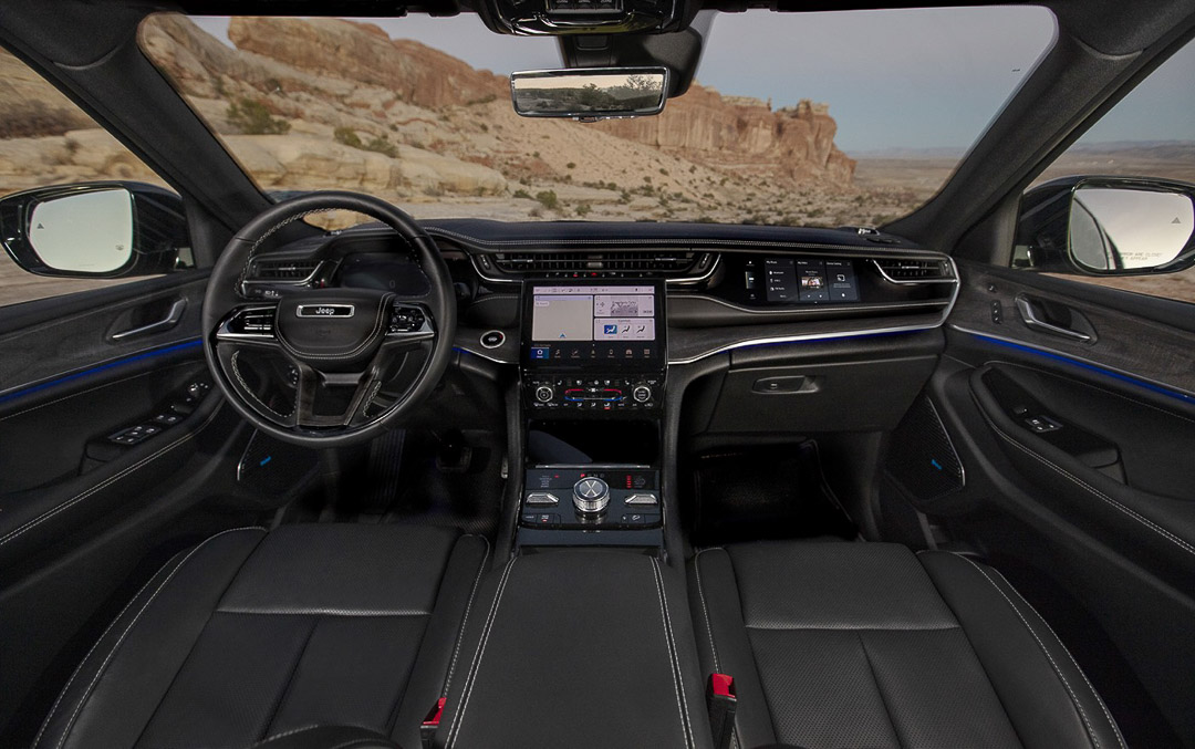 vue de l'habitacle d'un Jeep Grand Cherokee Overland 2022