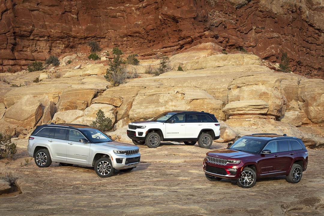 Trio de véhicules Jeep Grand Cherokee 2022 dans un canyon