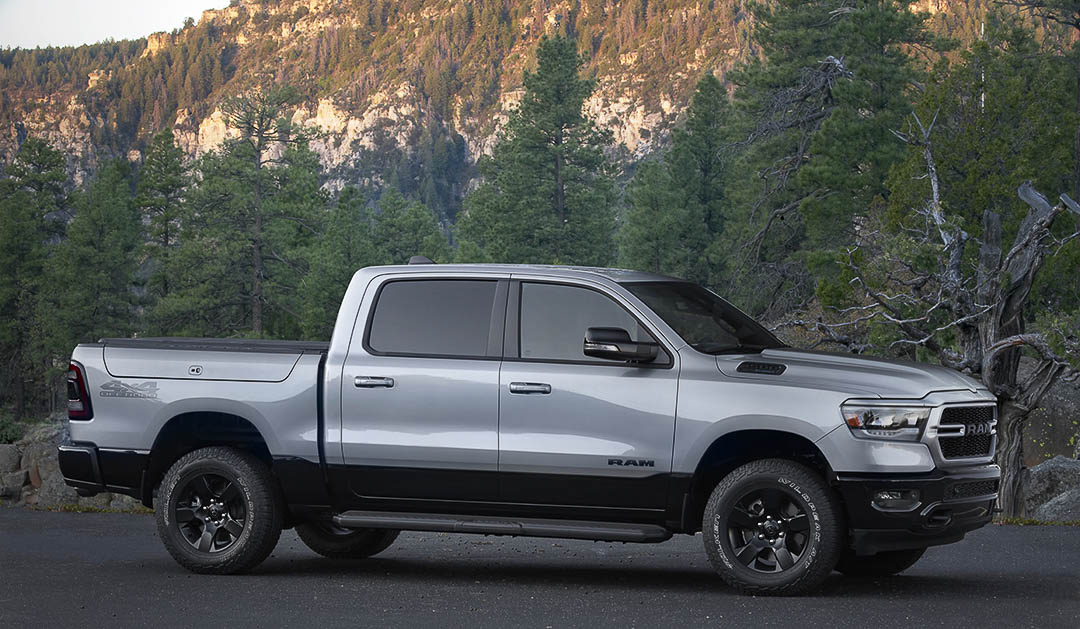 vue latérale d'un camion RAM 1500 2022 en forêt