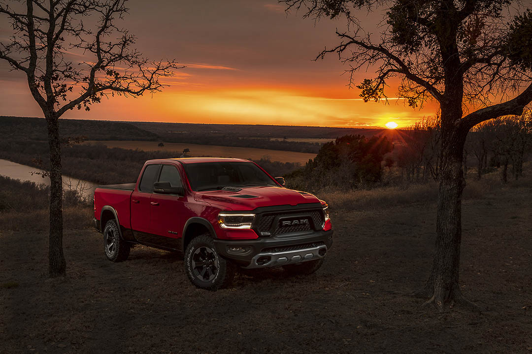 vue latérale avant d'un camion RAM Rebel 2022 en campagne au crépuscule