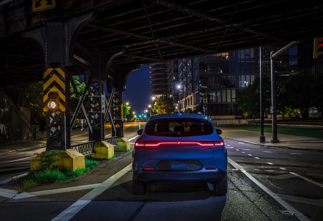 Vue arrière du Dodge Hornet GT 2023 garé au-dessous d'un viaduc.