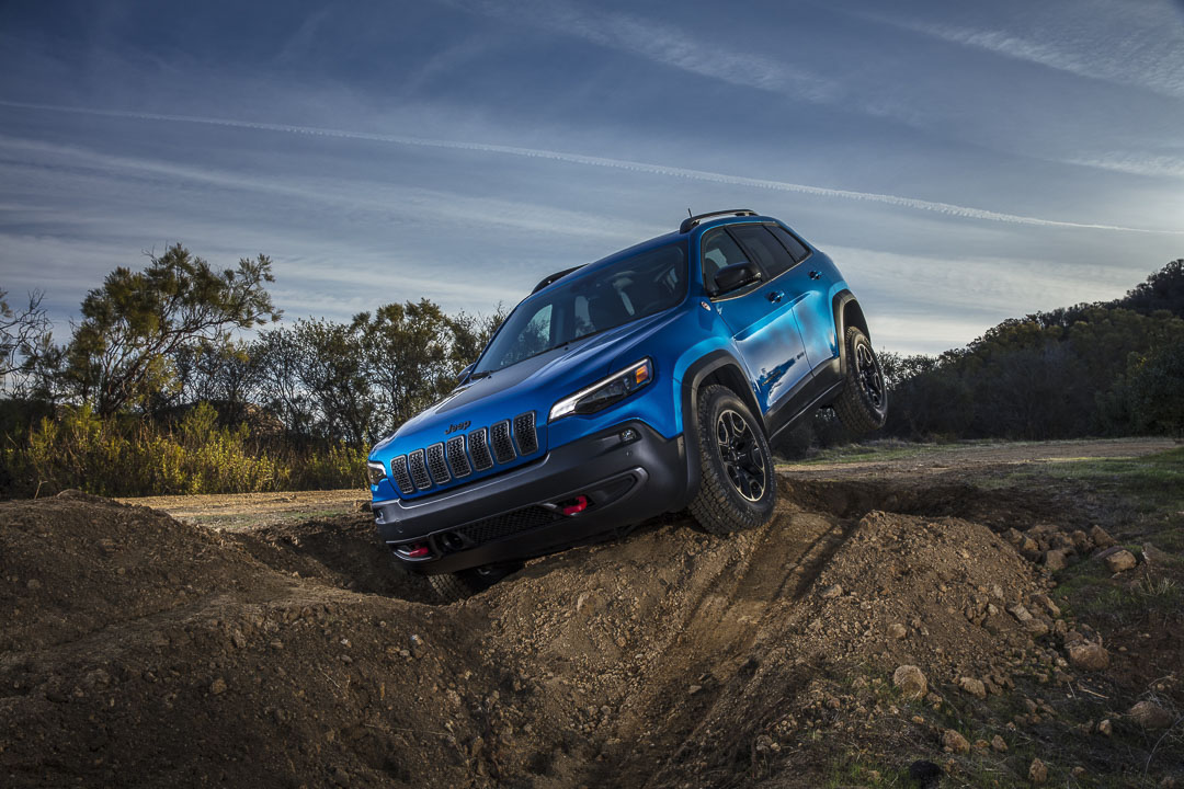 Le Jeep Cherokee Trailhawk parcourant une piste de terre non battue.