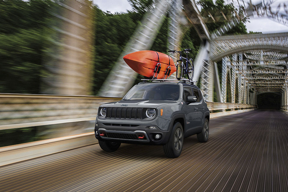 Vue 3/4 avant d'un Jeep Renegade roulant sur un pont.