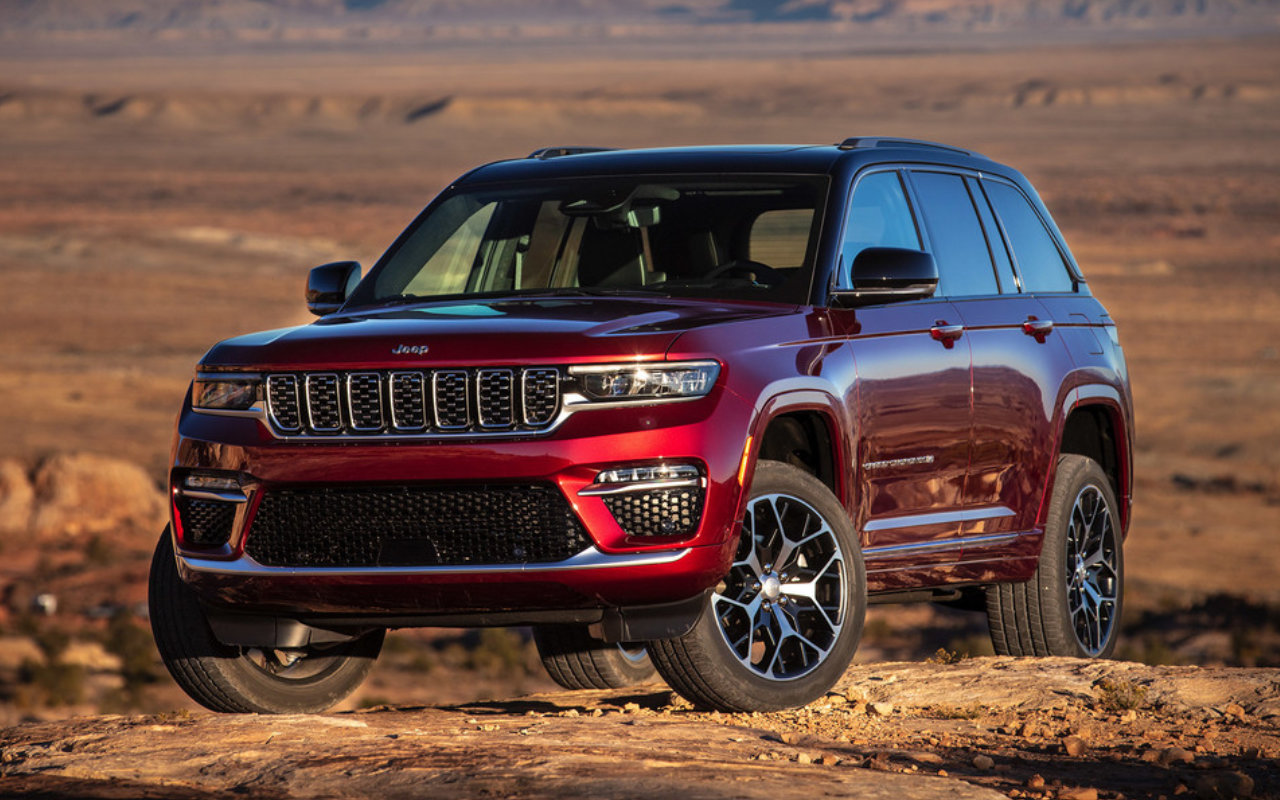 vue latérale avant d'un Jeep Grand Cherokee L 2023 dans le désert