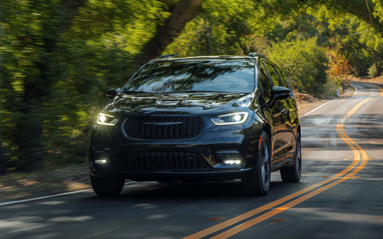 vue latérale avant d'une Chrysler Pacifica 2023 sur une route de campagne