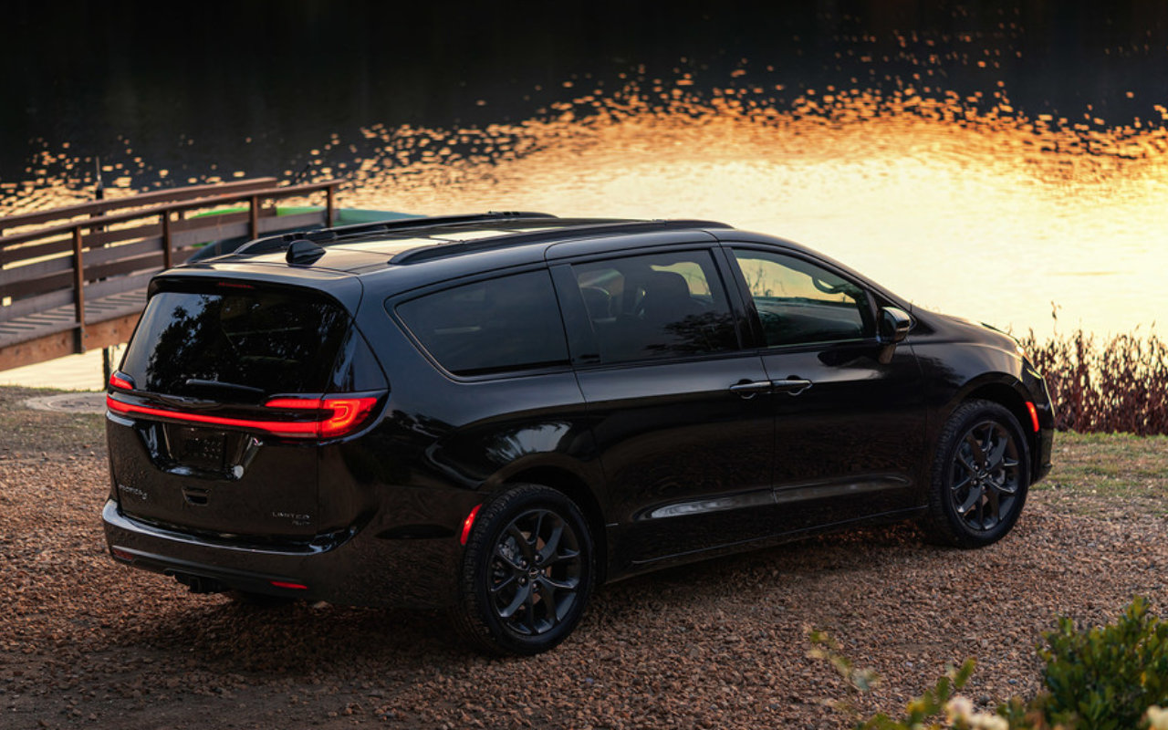 vue latérale arrière d'une Chrysler Pacifica 2023 sur le bord d'un lac au crépuscule