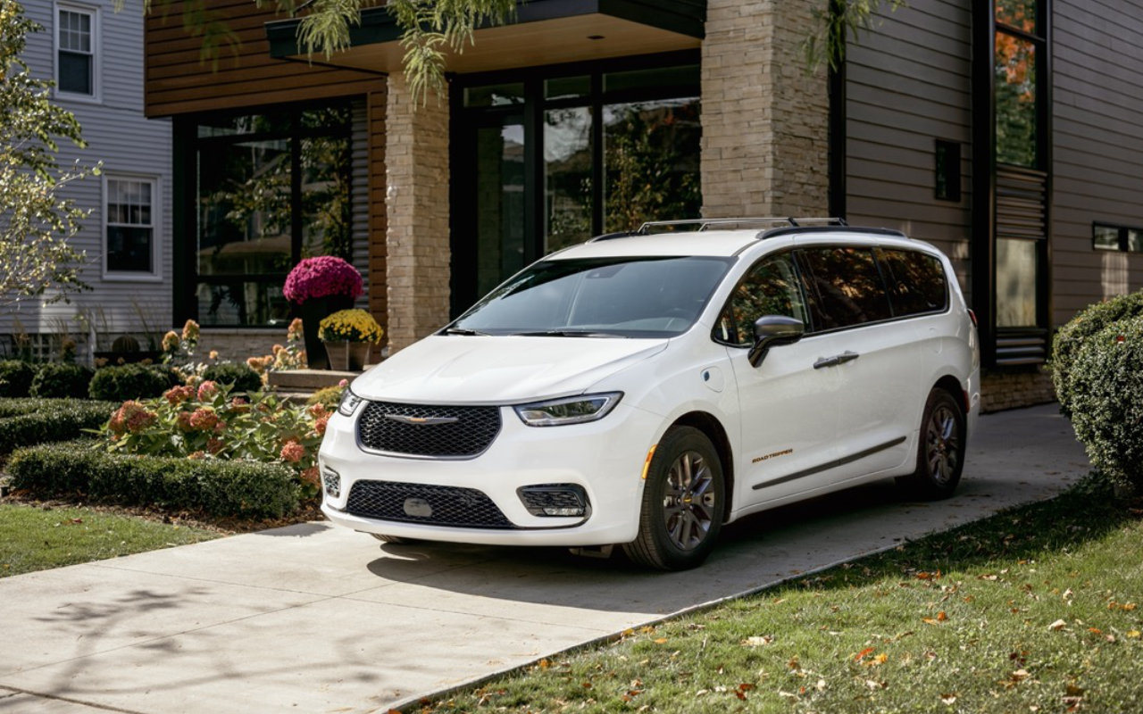 vue latérale avant d'une Chrysler Pacifica 2023 garée à côté d'une maison