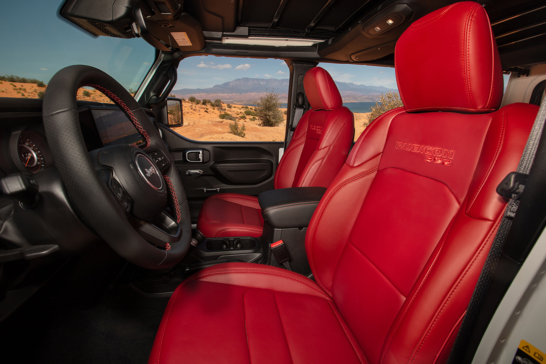 Vue du design intérieur du Jeep Wrangler 2024 en journée dans le sable