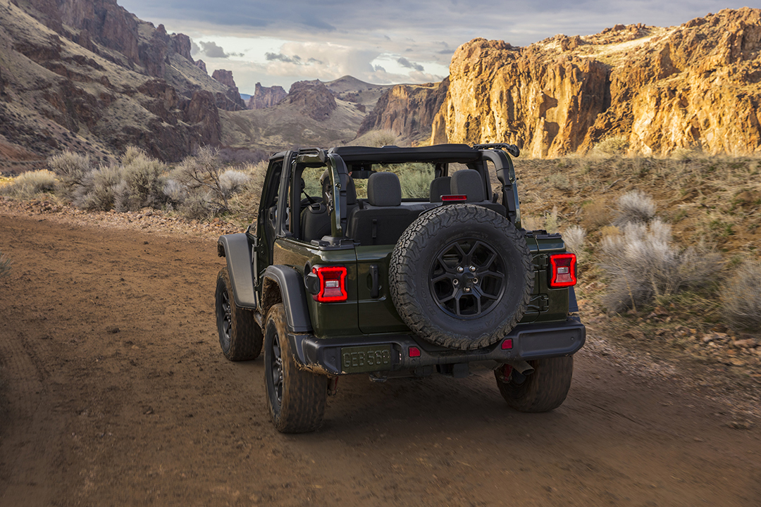 Vue arrière sur route du Jeep Wrangler 2024