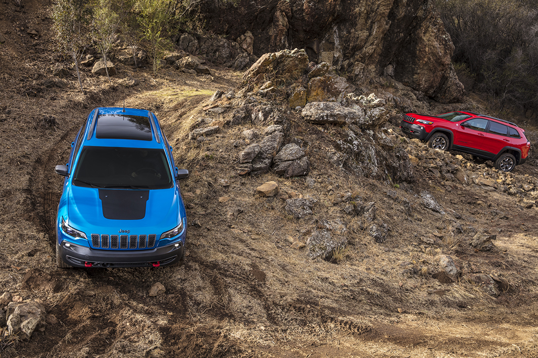 Vue de deux cherokee Trailhawk sur route escarpé