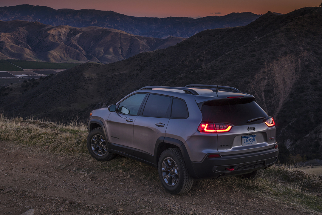 Vue arrière du Jeep Cherokee 2020 sur route escarpé