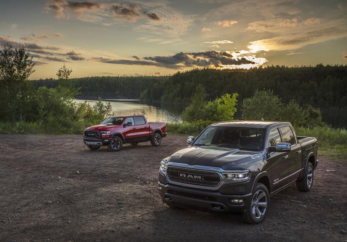 vue latérale de deux RAM 1500 2021 stationné proche d’une étendue d’eau 