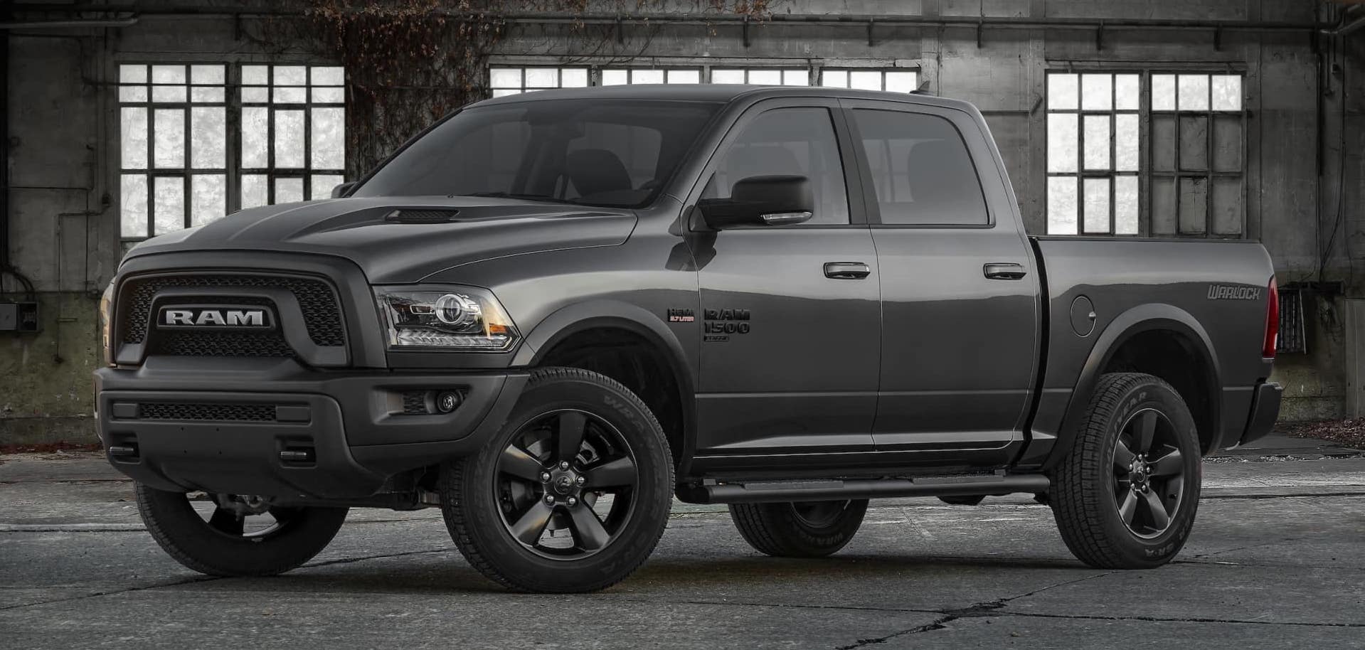 RAM 1500 Classic Warlock 2020 gris foncé garé à l'intérieur d'un vieux bâtiment