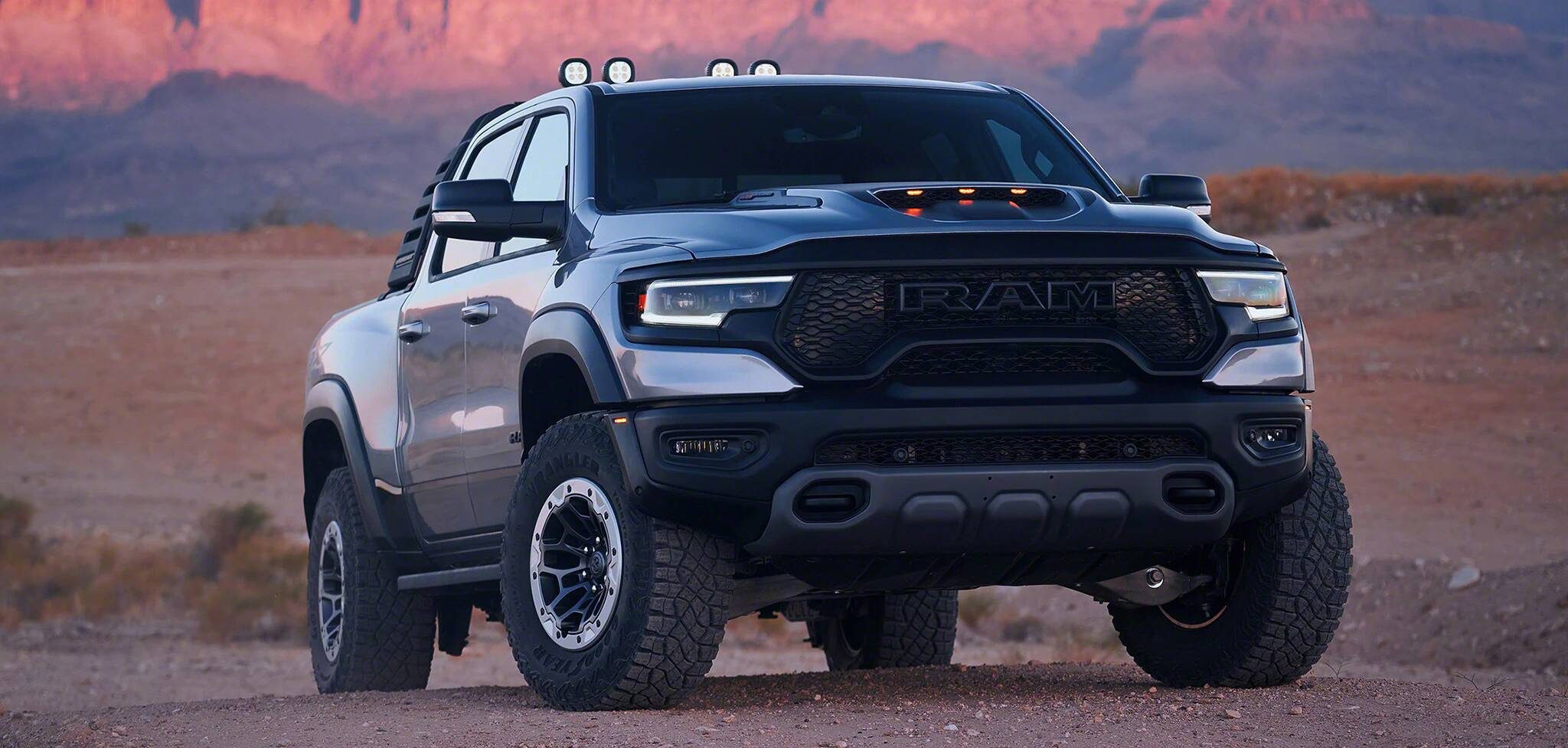 RAM 1500 TRX 2021 garé sur une terre dans le désert