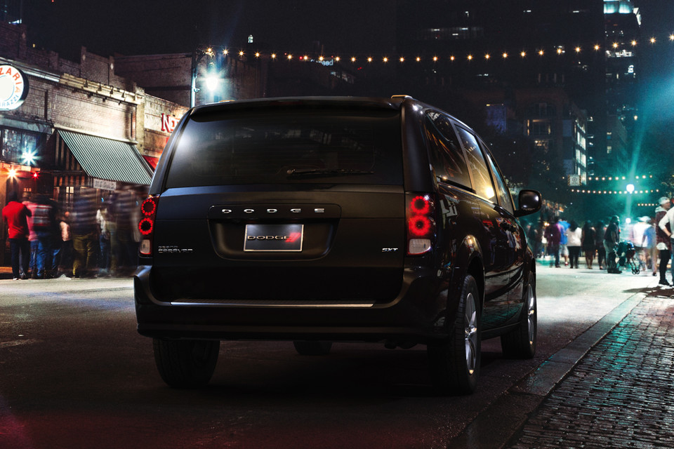 Le DODGE GRAND CARAVAN 2020 vu de derrière dans la ville