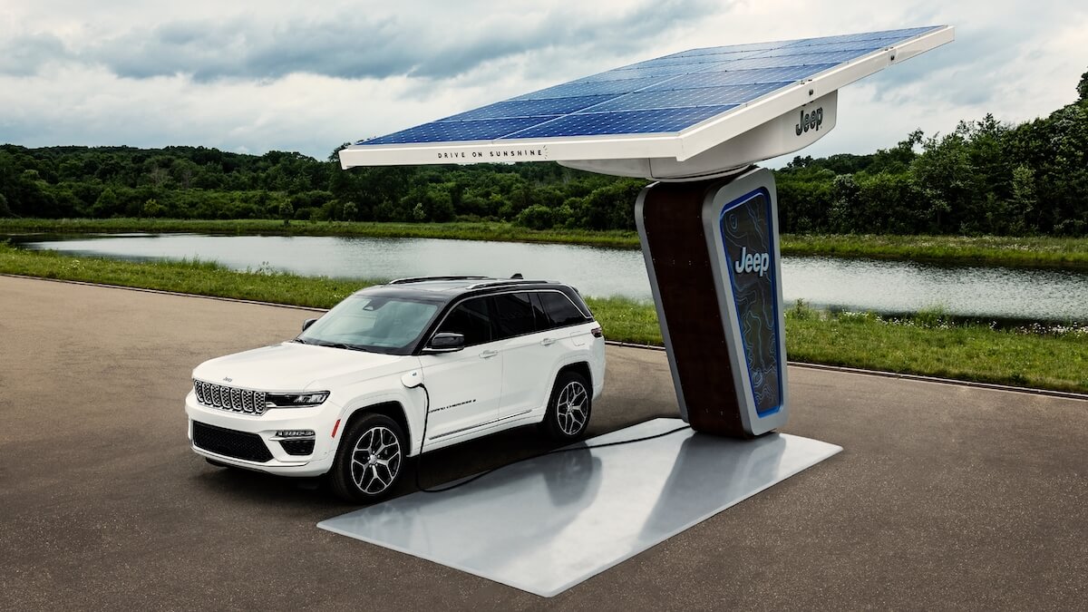 vue latérale avant du Jeep Grand Cherokee 4xe 2022 à une borne de recharge