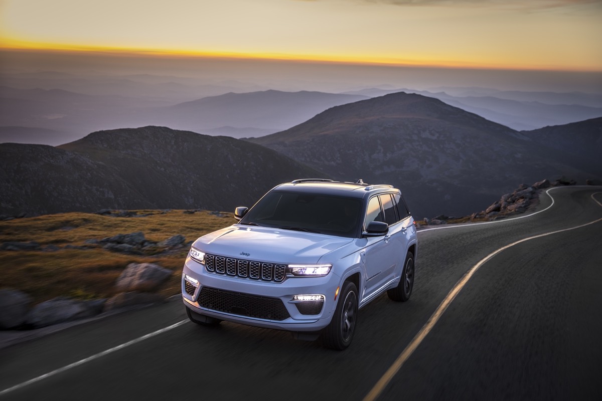 vue trois quart avant du Jeep Grand Cherokee Summit Reserve 2022