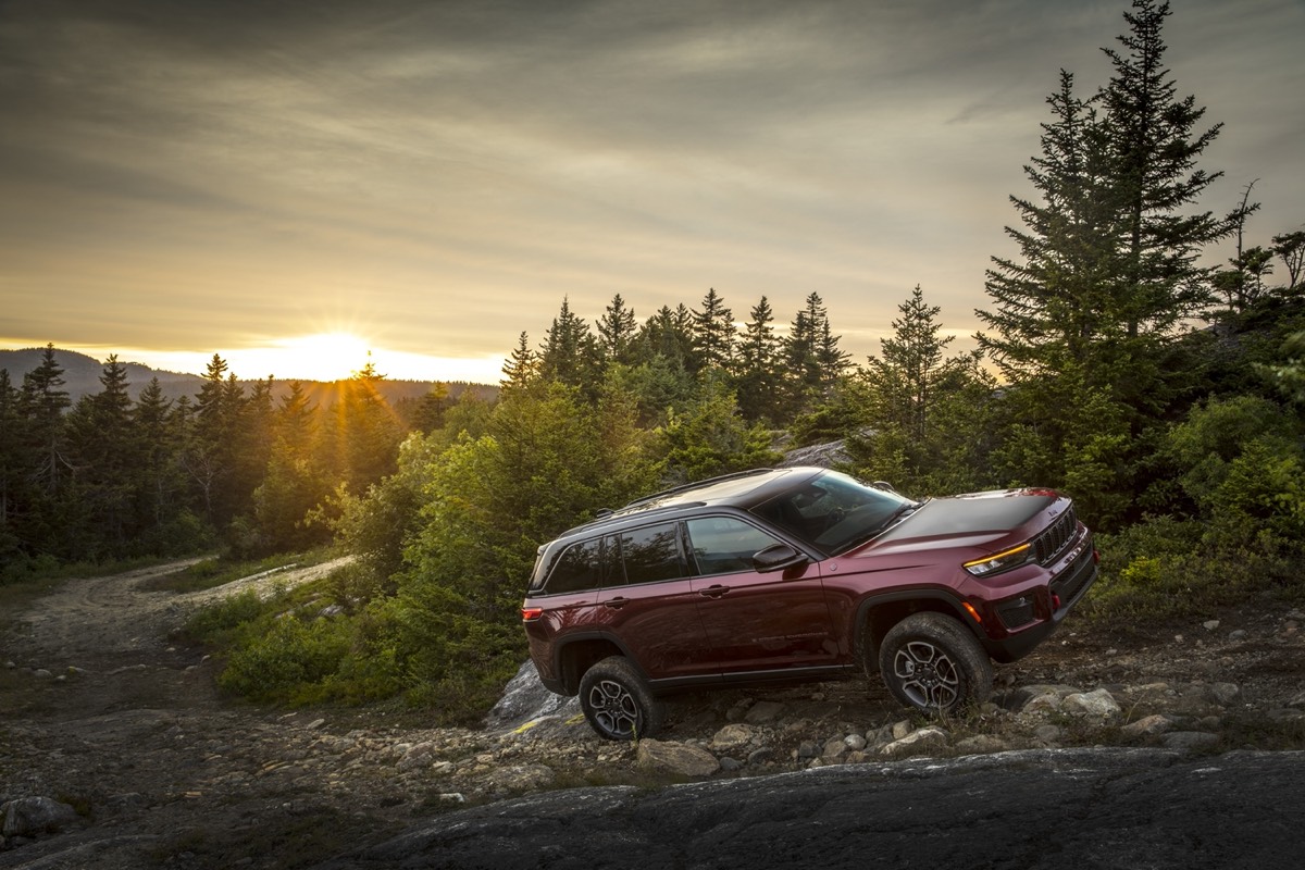 vue latérale avant du Jeep Grand Cherokee Trailhawk 2022