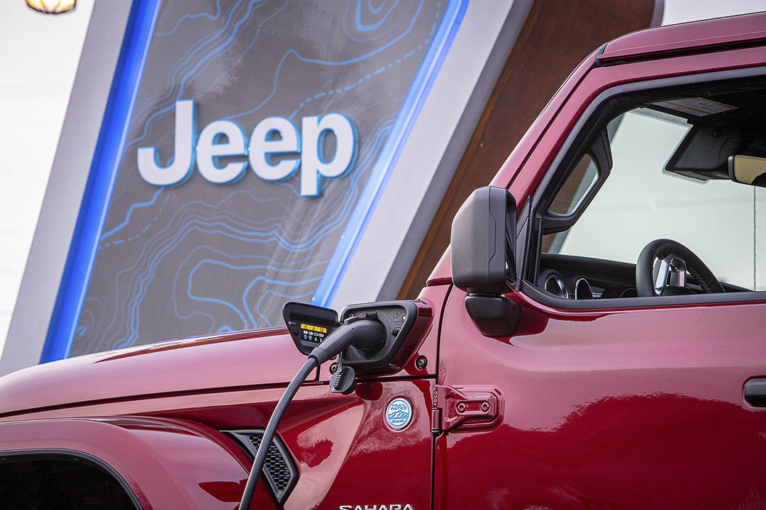 vue rapprochée latérale du Jeep Wrangler 4xe 2021 et de sa prise de recharge