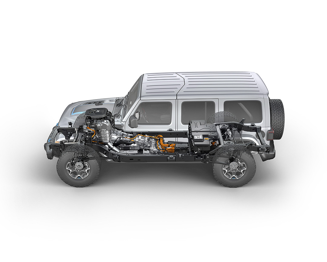 vue latérale du Jeep Wrangler 4xe 2021 avec une vue sur le système de rouage, la batterie et le système de frein régénératif
