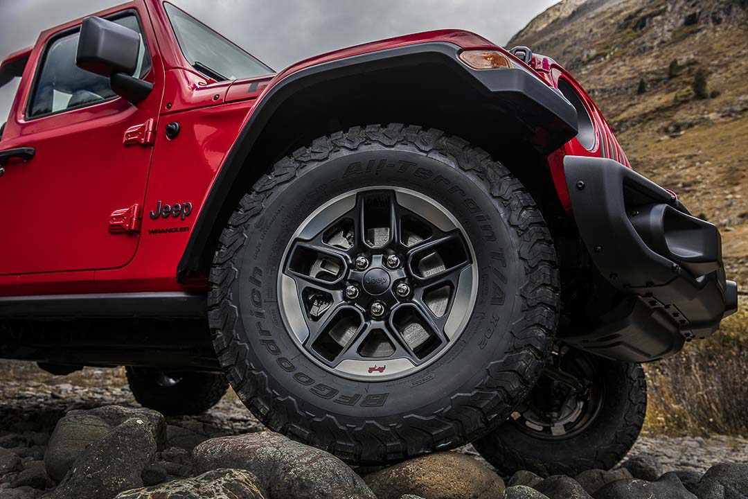 vue rapproché de la roue avant du Jeep Wrangler 2021