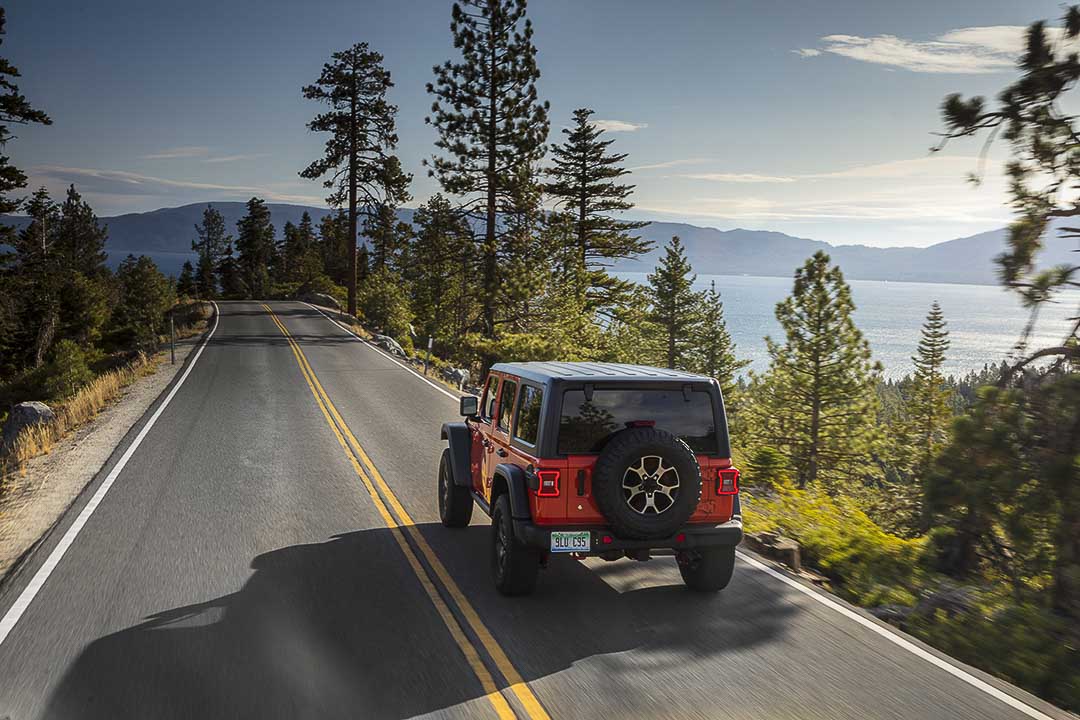 vue arrière du Jeep Wrangler 2021 roulant sur une route