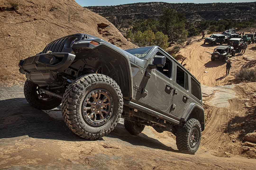 vue trois quart avant du Jeep Wrangler Rubicon 392 surmontant un obstacle