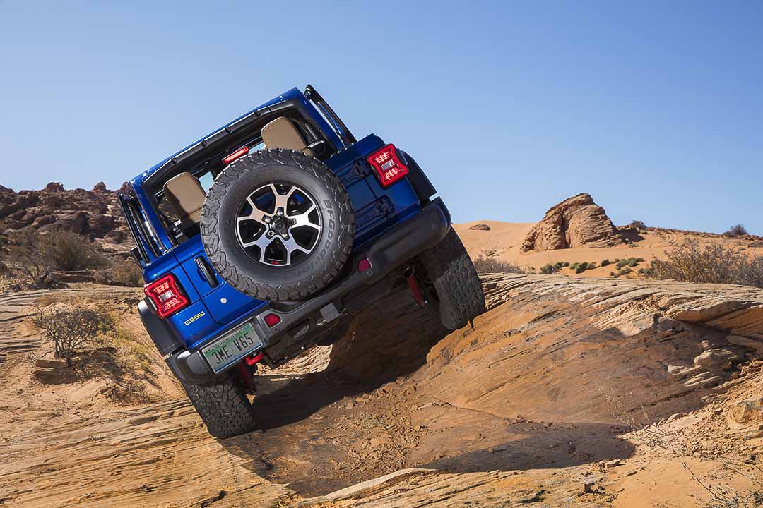 vue arrière du Jeep Wrangler Rubicon EcoDiesel 2021 sur un terrain inégale