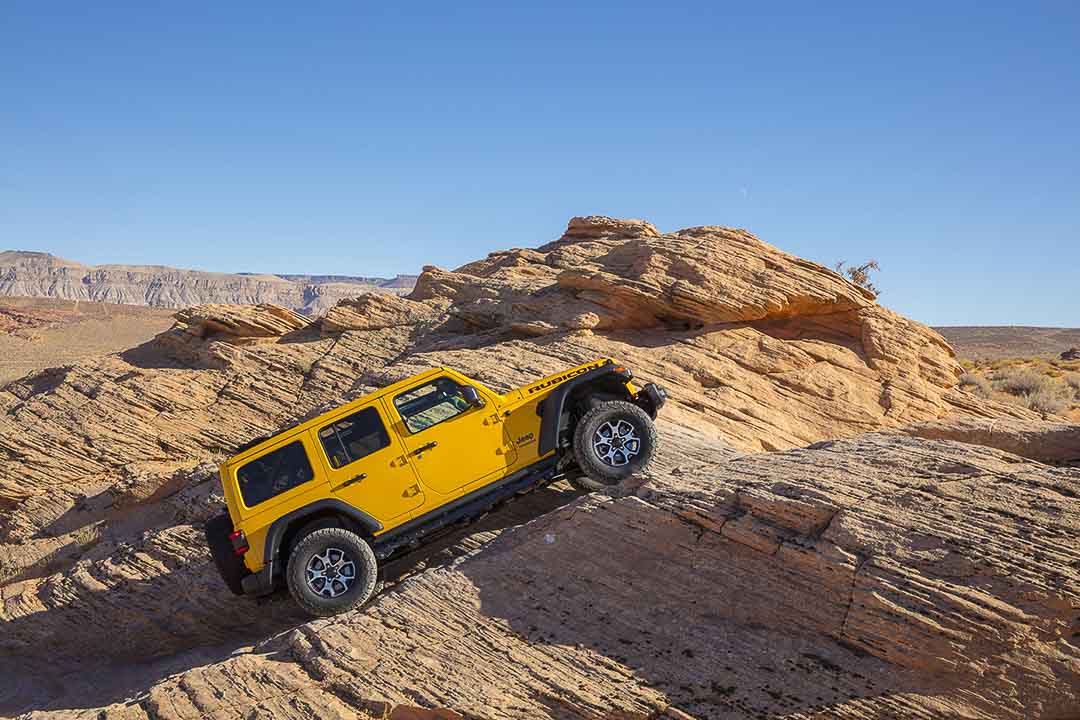 vue latérale du Jeep Wrangler Rubicon EcoDiesel 2021 sur un rocher