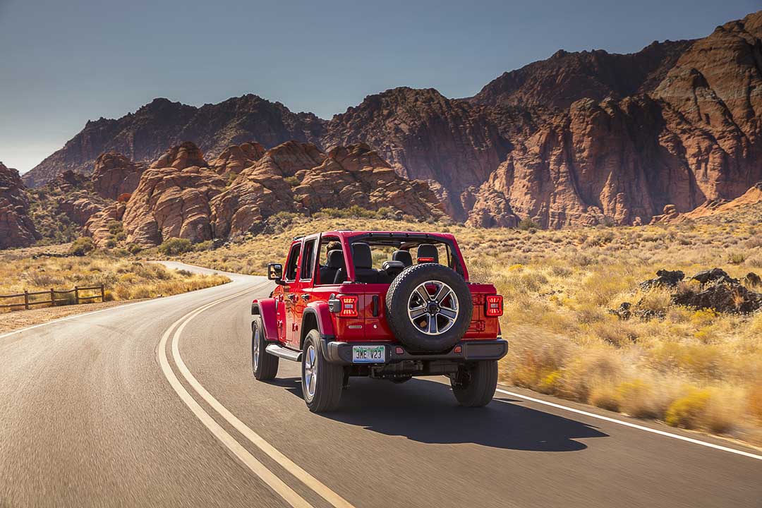 vue trois quart arrière du Jeep Wrangler 2021 sur une route