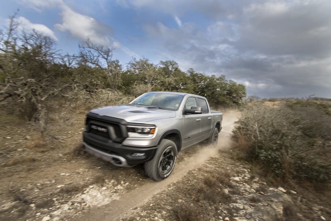 vue latérale avant du RAM 1500 Rebel