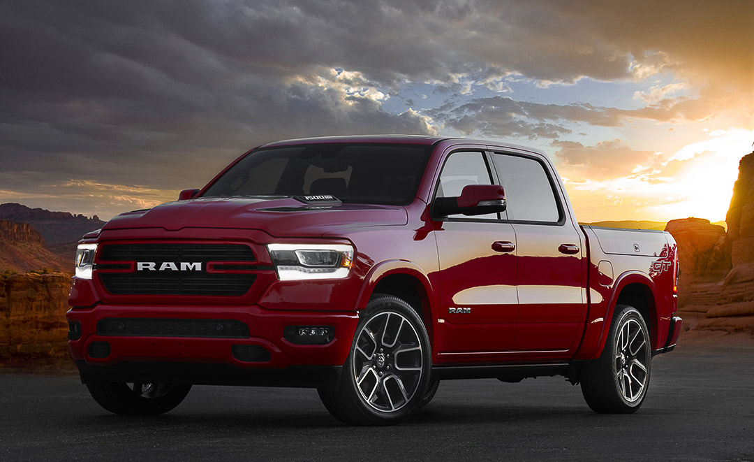 Vue 3/4 avant du RAM 1500 Laramie G/T 2022 rouge sous le ciel éclairci