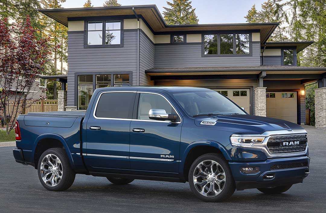 Vue 3/4 latérale du RAM 1500 édition 10e anniversaire 2022 garé devant une maison